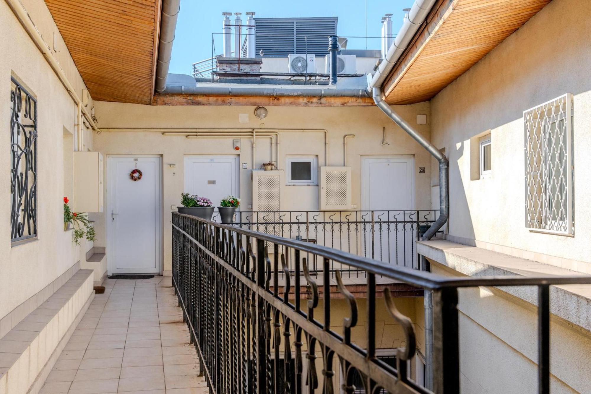 Cozy Flat In The Heart Of Buda Будапеща Екстериор снимка