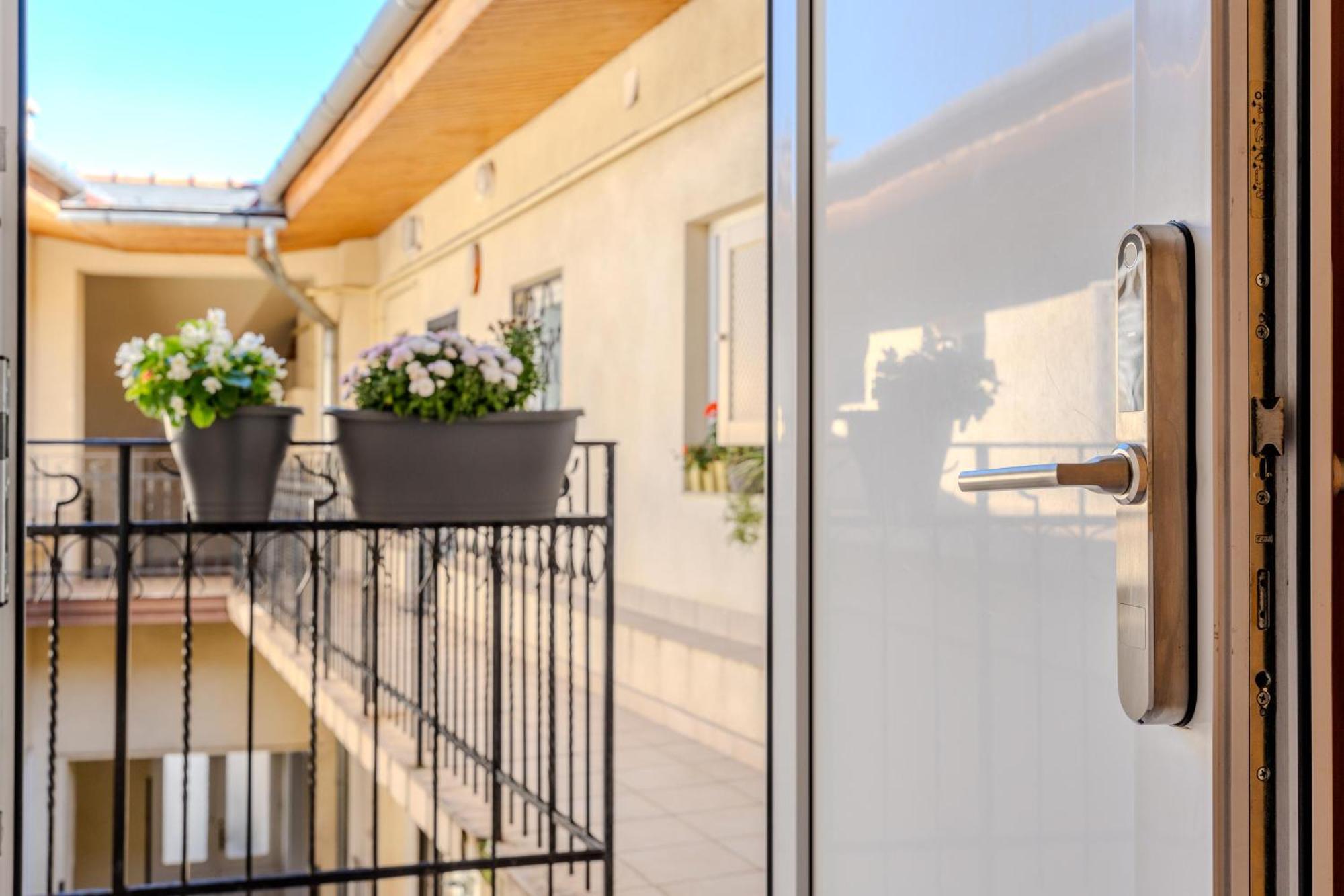 Cozy Flat In The Heart Of Buda Будапеща Екстериор снимка